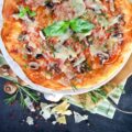 Pizza jambon champignons fromage ©Shutterstock