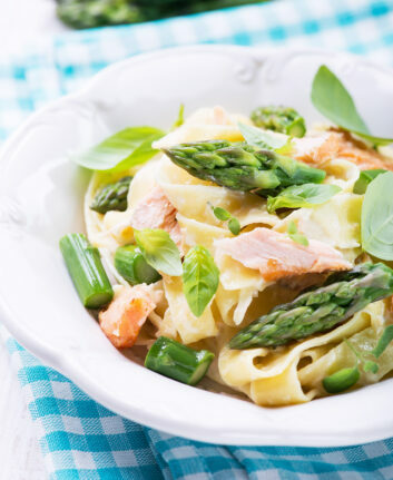 Pâtes au saumon fumé et pointes d'asperges ©Kamila i Wojtek Cyganek Shutterstock