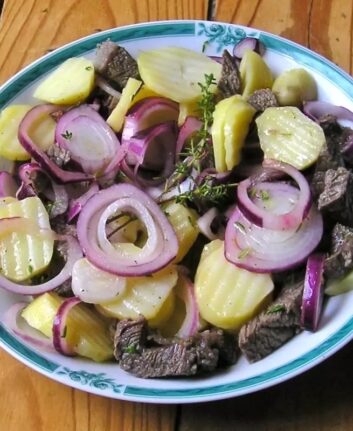 Salade de pommes de terre et oignon rouge