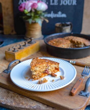 Gâteau aux carottes, raisins et noisettes