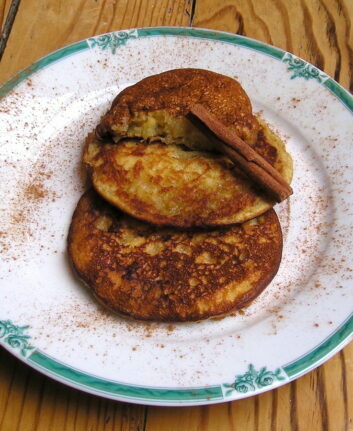 Pancakes aux pommes râpées et à la cannelle