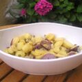 Salade de pommes de terre et oignons rouges