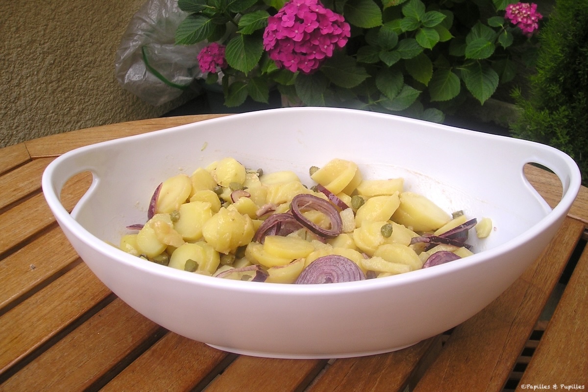 Salade de pommes de terre et oignons rouges