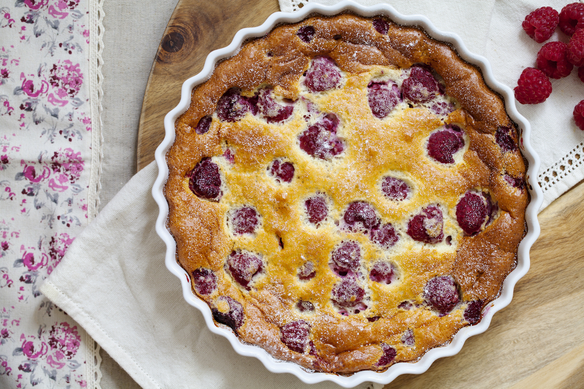 Clafoutis de framboises au lait d'amandes © Magdanatka shutterstock