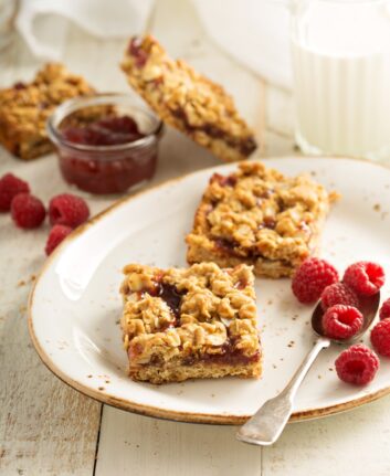 Almond oats and raspberry jam bars with crumble topping