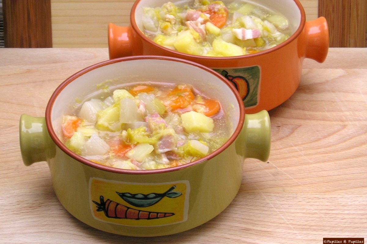 Soupe paysanne aux morceaux de légumes et lardons