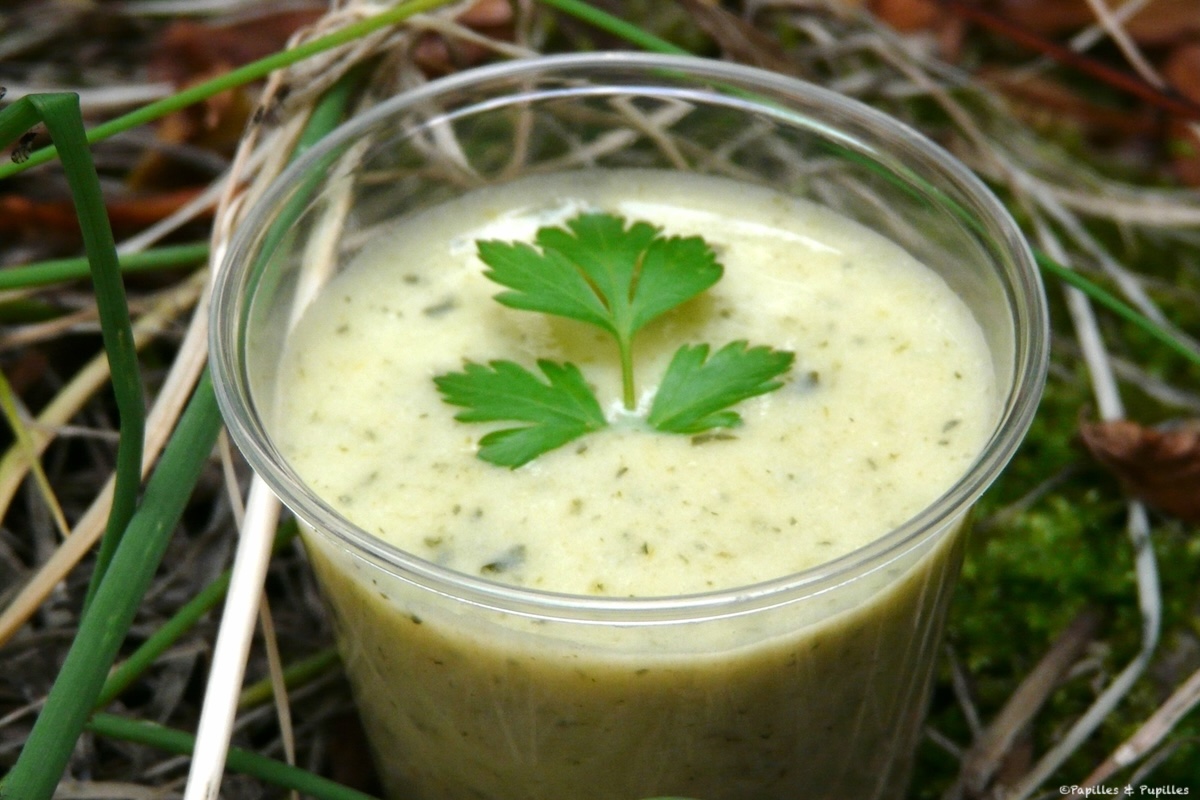 Soupe poireaux pommes de terre aux herbes du jardin