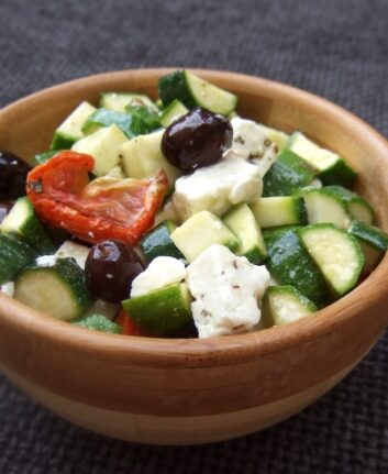 Salade de courgettes, feta, tomates et olives noires