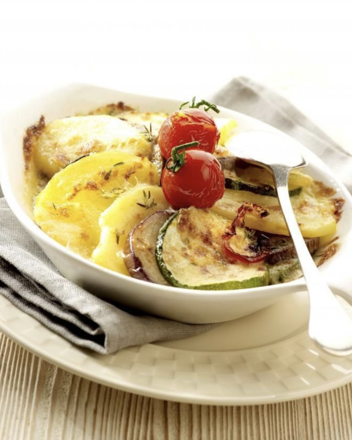 Gratin végétarien aux pommes de terre, aubergines et courgettes