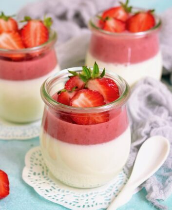 Pannacotta vanille fraises ©Liliya Kandrashevich shutterstock