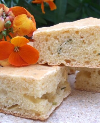 Focaccia à la farine de maïs, piment de Cayenne et ciboulette