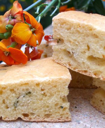 Focaccia à la farine de maïs, au piment de Cayenne et à la ciboulette