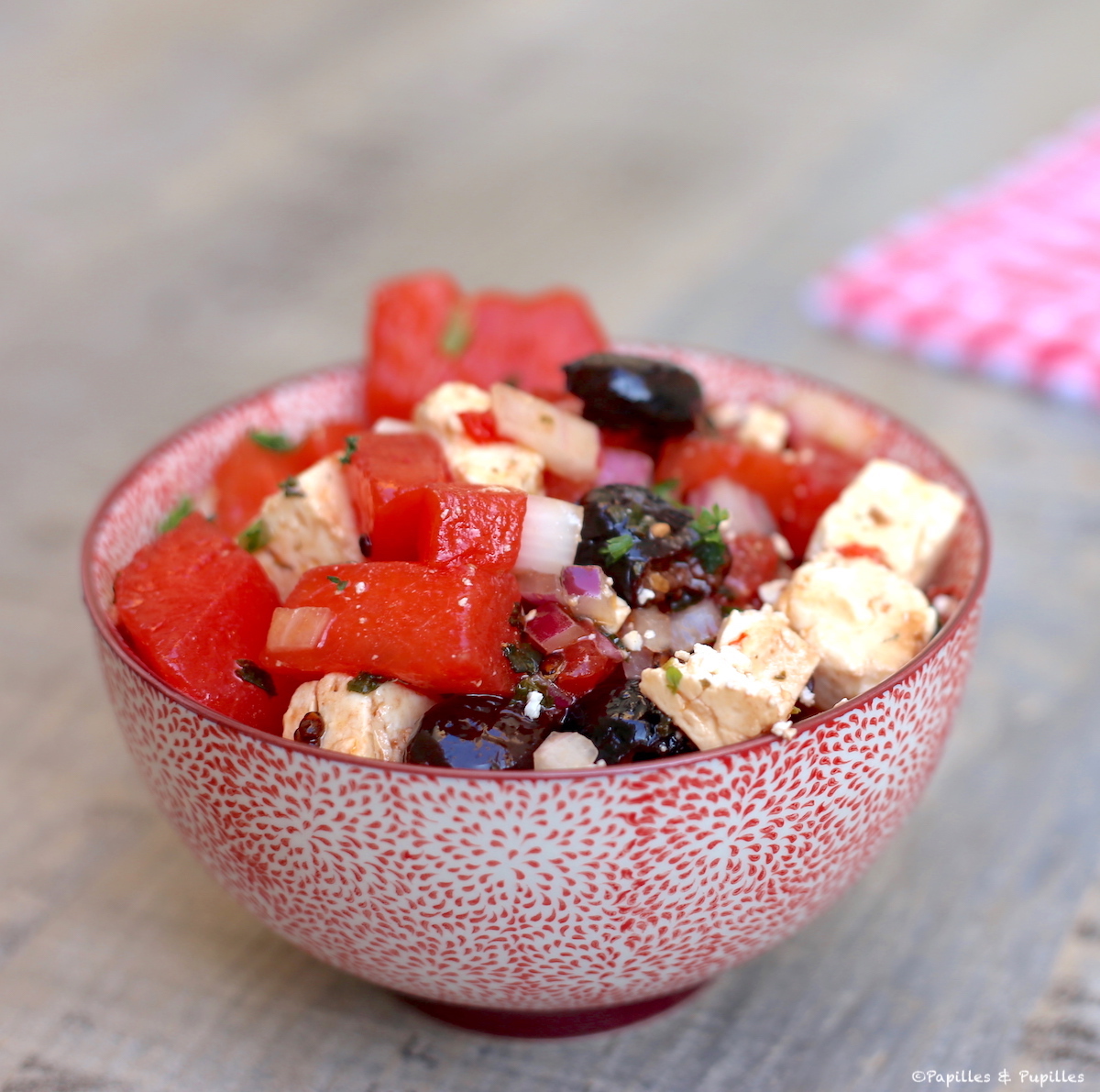 Salade de pastèque, feta, olives noires et menthe en vidéo