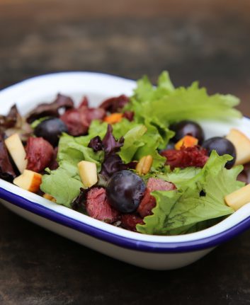 Salade verte, magret séché, framboises et pomme Granny