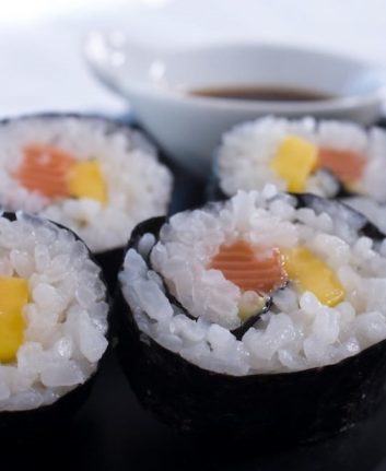 Makis au saumon et à la mangue