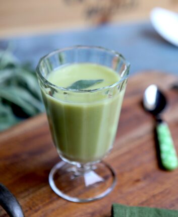 Gaspacho de petits pois à la sauge