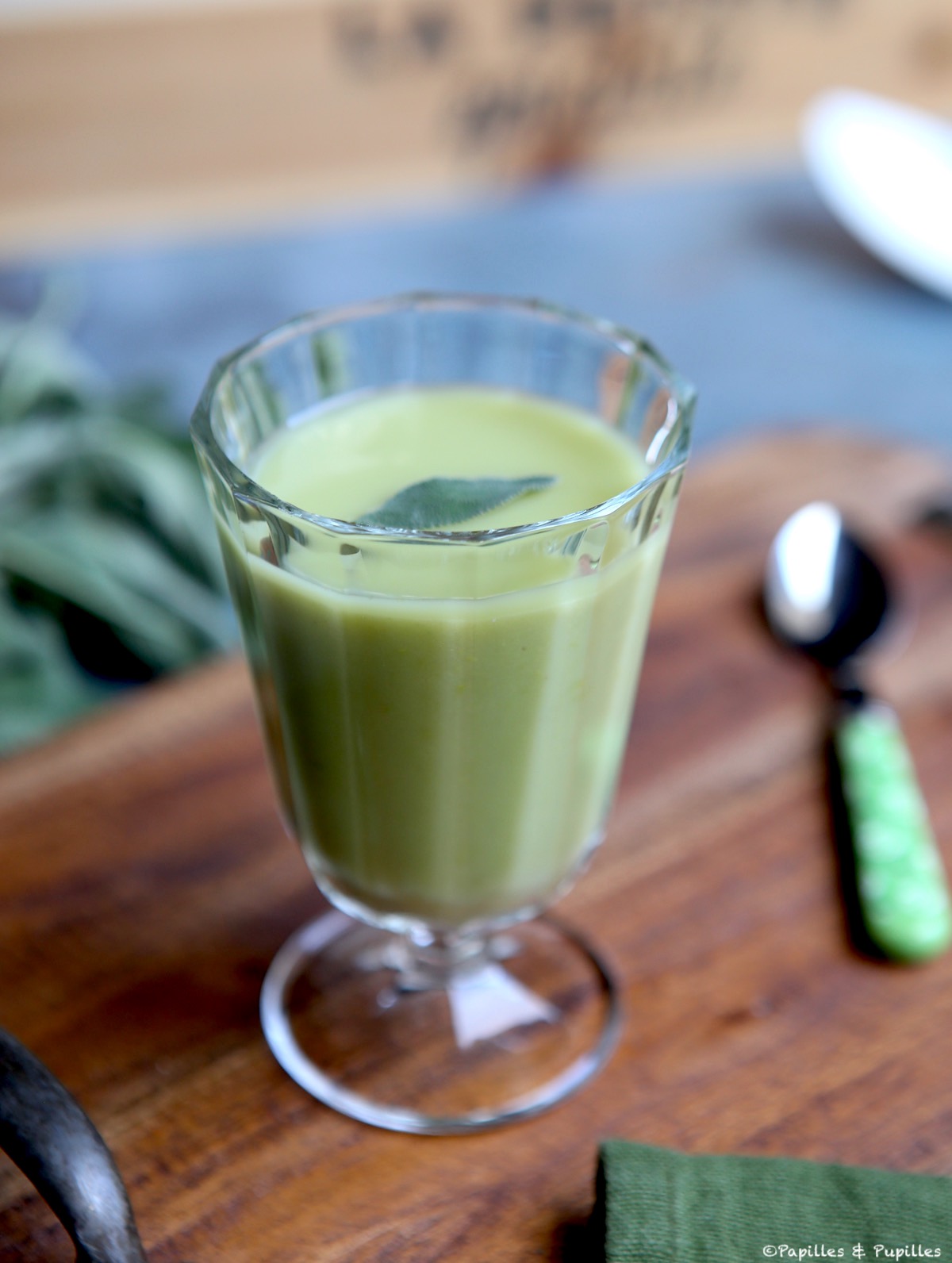 Gaspacho de petits pois à la sauge