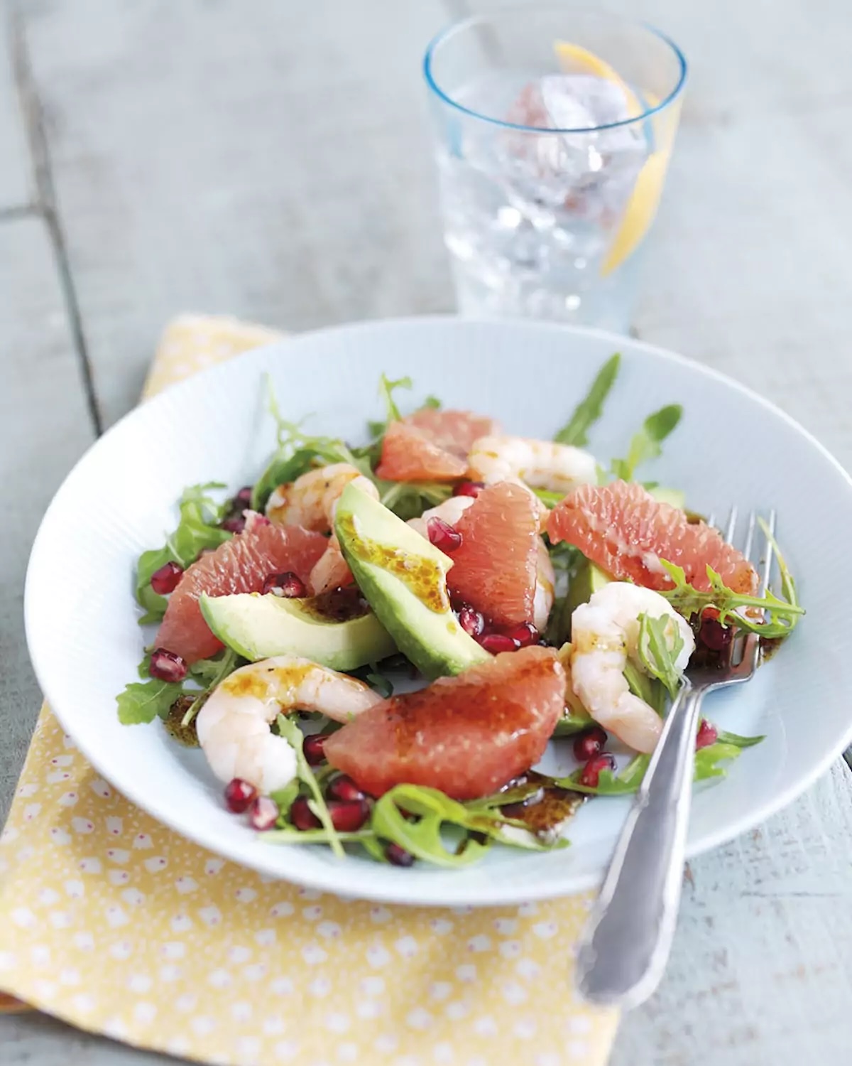 Salade d’avocat, pamplemousses roses, grenades et crevettes