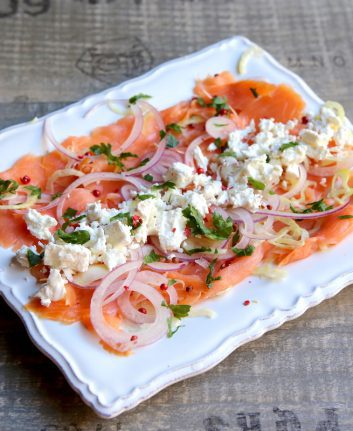 Salade de saumon fumé, féta, fenouil et oignon rouge