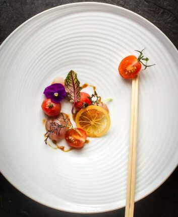 Sashimi de daurade, tomates cerises et sauce ponzu