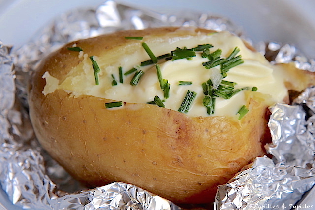 Recette - Pommes de terre au four à la fleur de sel et crème de ciboulette  en vidéo 