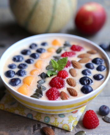 Smoothie bowl pêche melon framboises