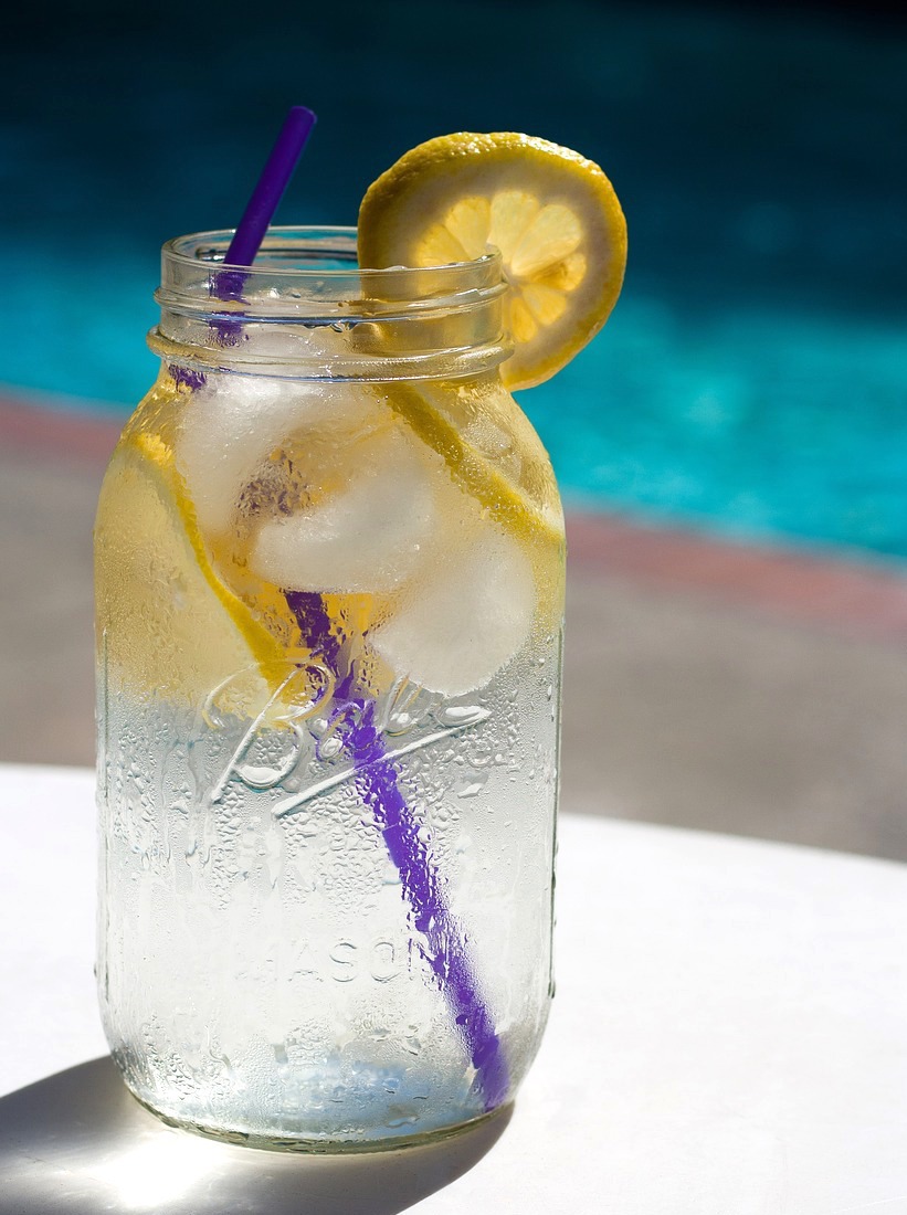 Eau citronnée dans un Mason Jar (c)Ponce_photography Pixabay CC0 public Domain