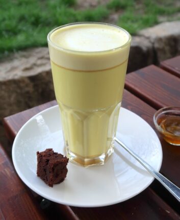 Golden Milk mit Honig ©Gourmandise CC BY-NC-ND 2.0 HD BD