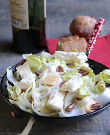 Salade d'endives au fromage, pomme, figues et noix de pécan