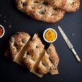 Focaccia à l’origan, au sésame et à l’huile d’olive