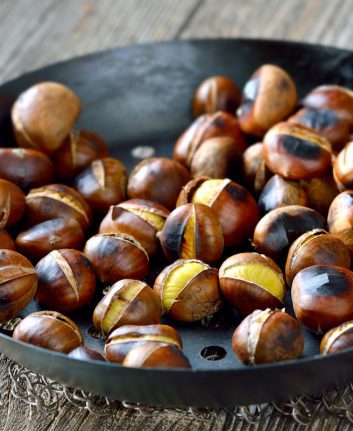 Poêle trouée pour cuire les châtaignes ©Karl Allgaeuer shutterstock