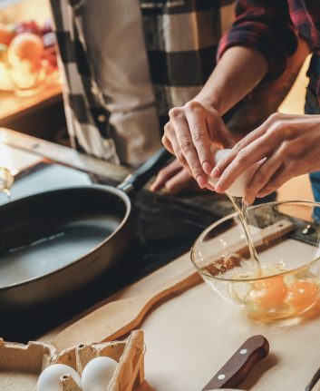 Préparer une omelette ©Viktoriia Hnatiuk shutterstock