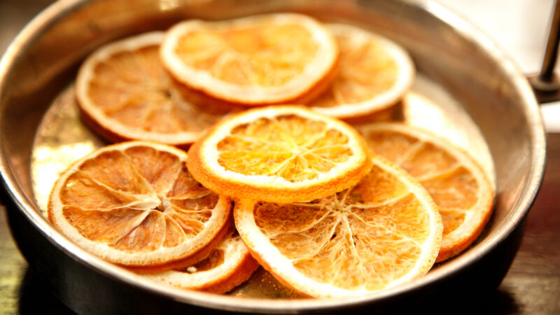 Tranches d'orange séchées © Anna Jurkovska shutterstock