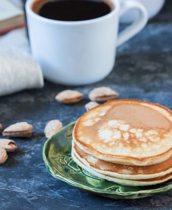 Pancakes au lait d'amande © Igor Deyashkin. shutterstock