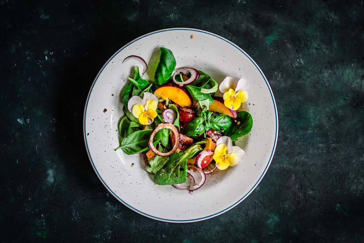 Salade avec basilic et pensées ©locrifa shutterstock