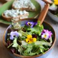Salade aux fleurs de pensées, tartines de fromage frais aux herbes