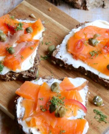 Tartines de pain noir, truite fumée et fromage frais