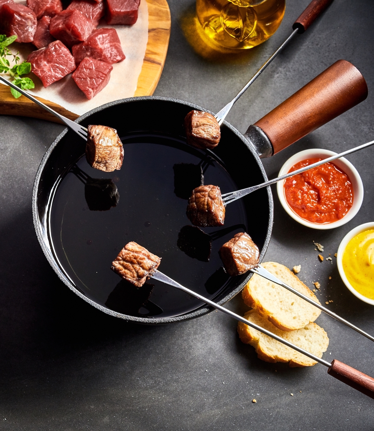 La fondue bourguignonne de boeuf et ses sauces - Recette par