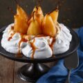 Pavlova aux poires et caramel à la fleur de sel