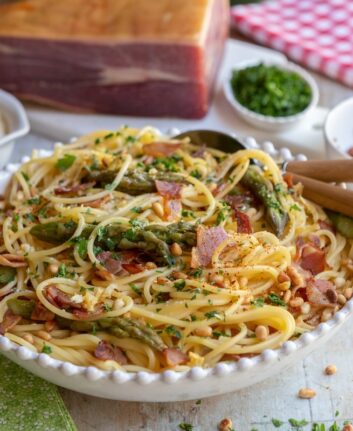 Spaghetti au jambon de Bayonne, asperges et pignons de pin