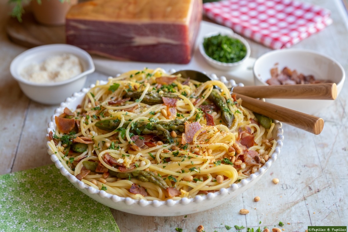 Spaghetti au jambon de Bayonne, asperges et pignons de pin