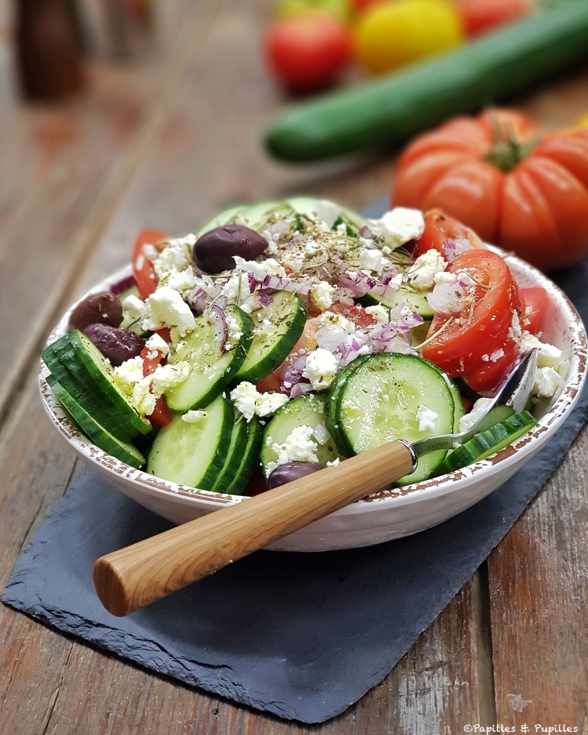 Recette Salade verte aux tomates cerises, concombre, radis, féta et graines