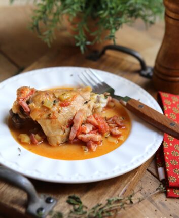 Cuisses de poulet au vin blanc, tomates et thym