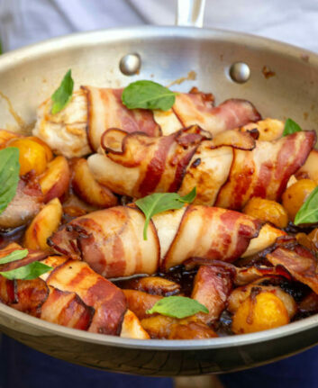 Escalopes de poulet, mirabelles, nectarines, lard fumé