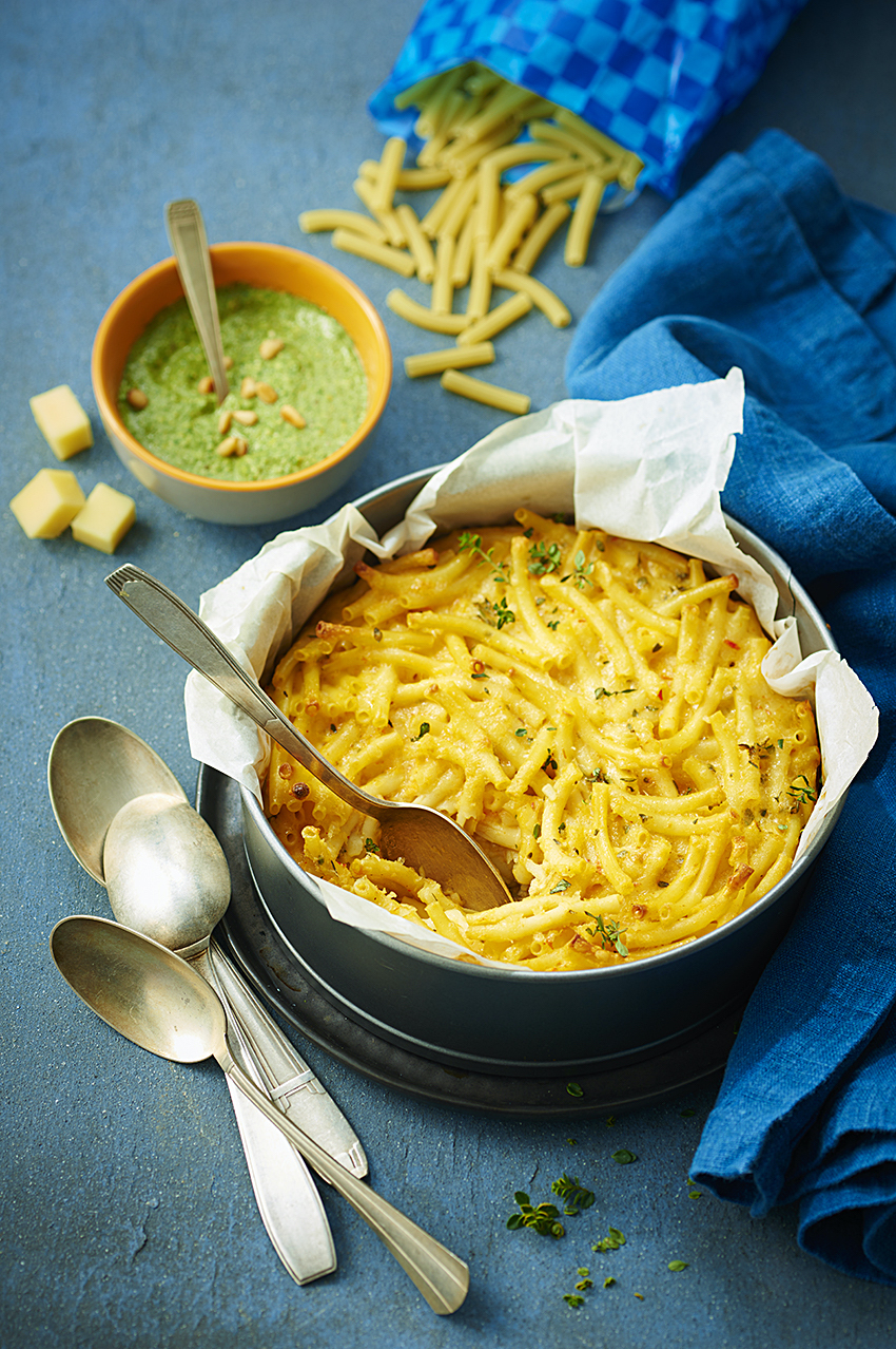 Gâteau de Macaronis au comté, pesto d’épinards et tomates séchées