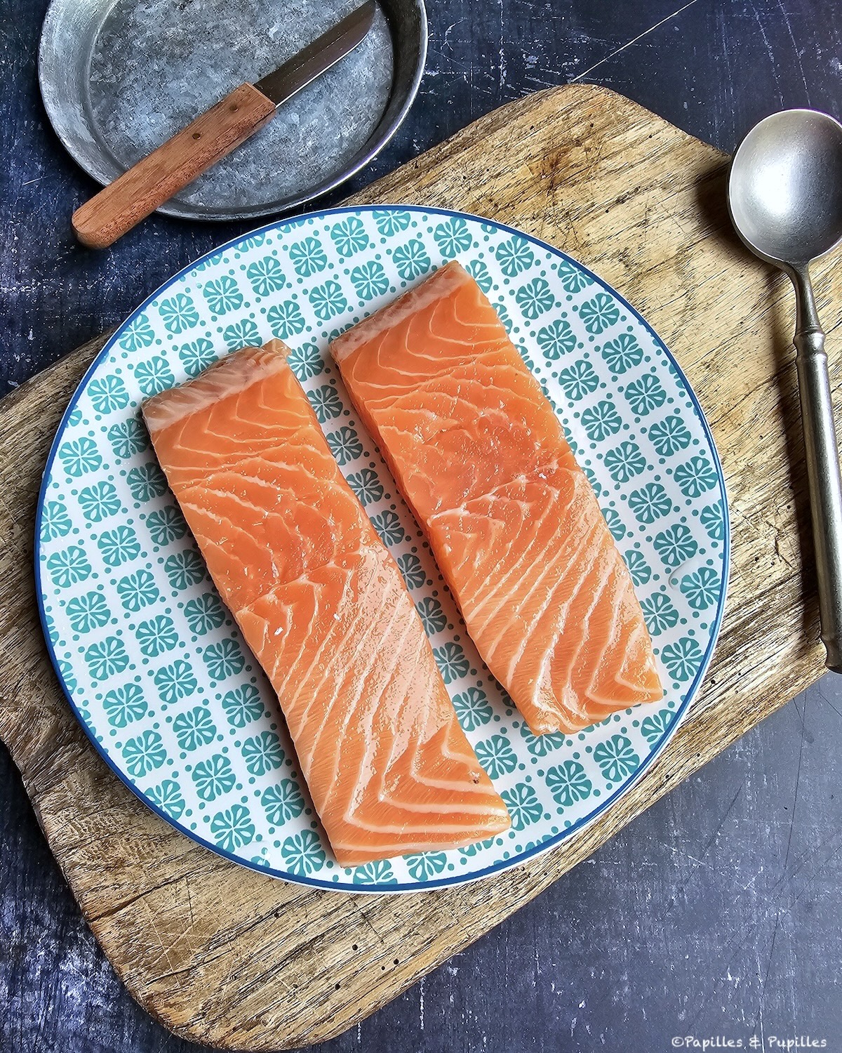 2 pavés de saumon dans une assiette bleue.