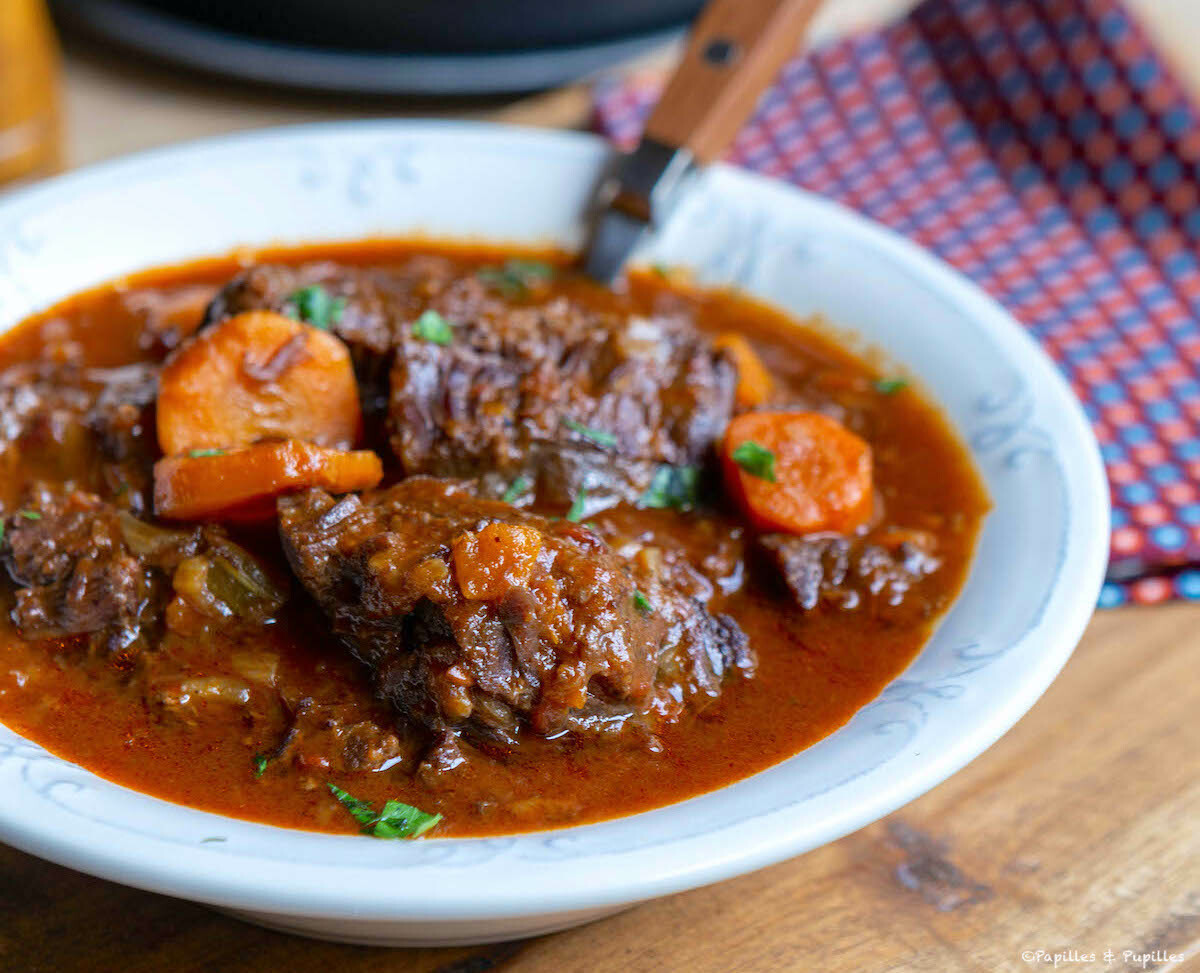 Joue de boeuf aux quatre-épices, rhum et sauce barbecue