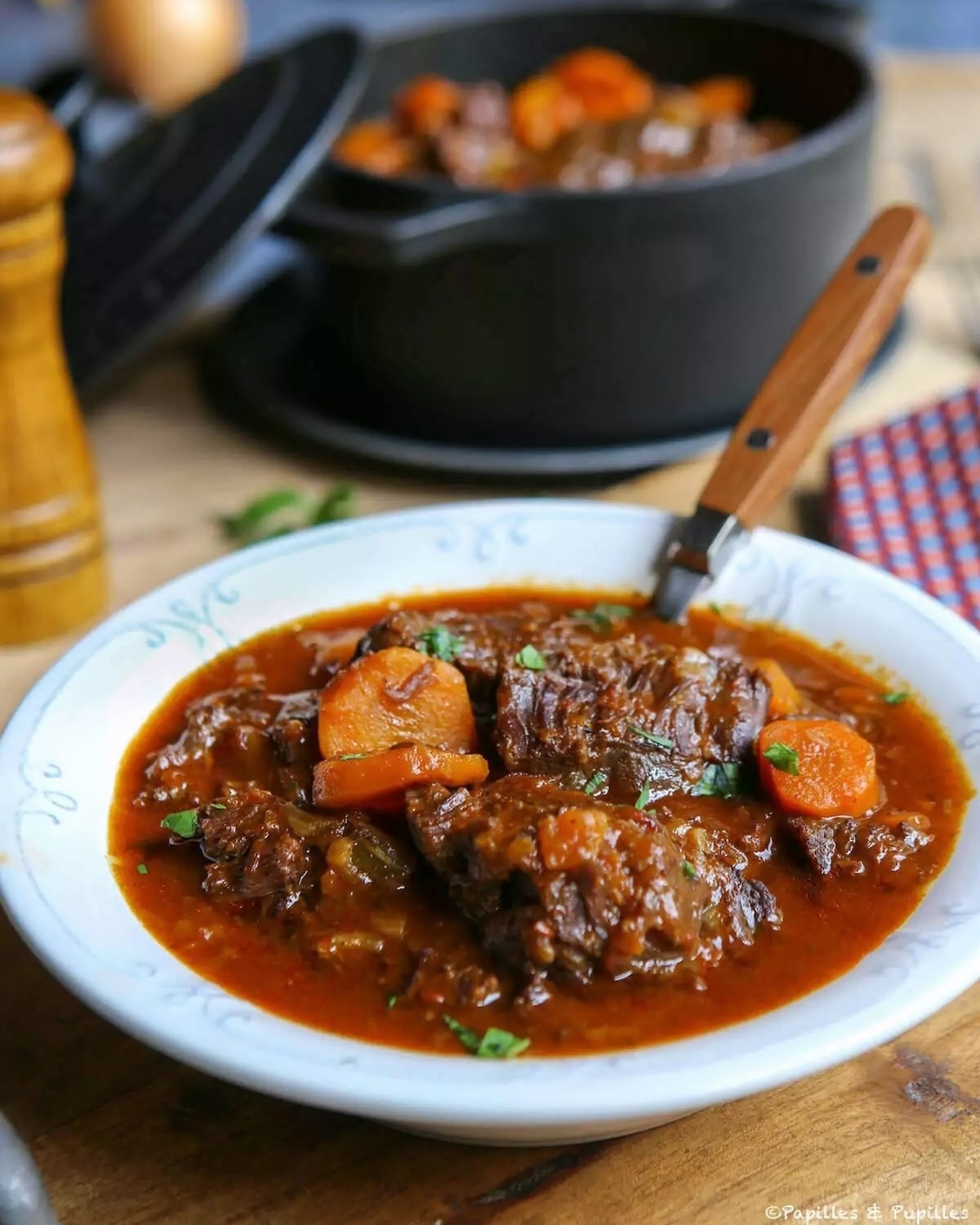 Joues de bœuf aux quatre-épices, rhum et sauce barbecue