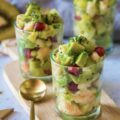 Verrines de Noël aux crevettes, avocat et kiwi