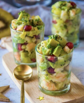 Verrines de Noël aux crevettes, avocat et kiwi